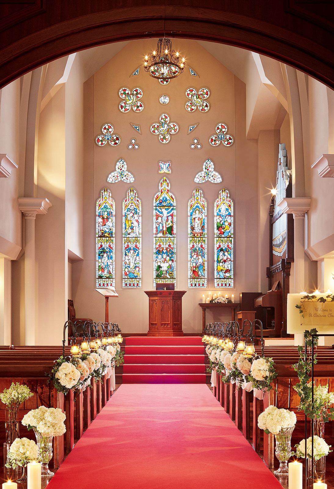 St.Andrews Church の18世紀イギリス製ステンドグラスと赤いバージンロード