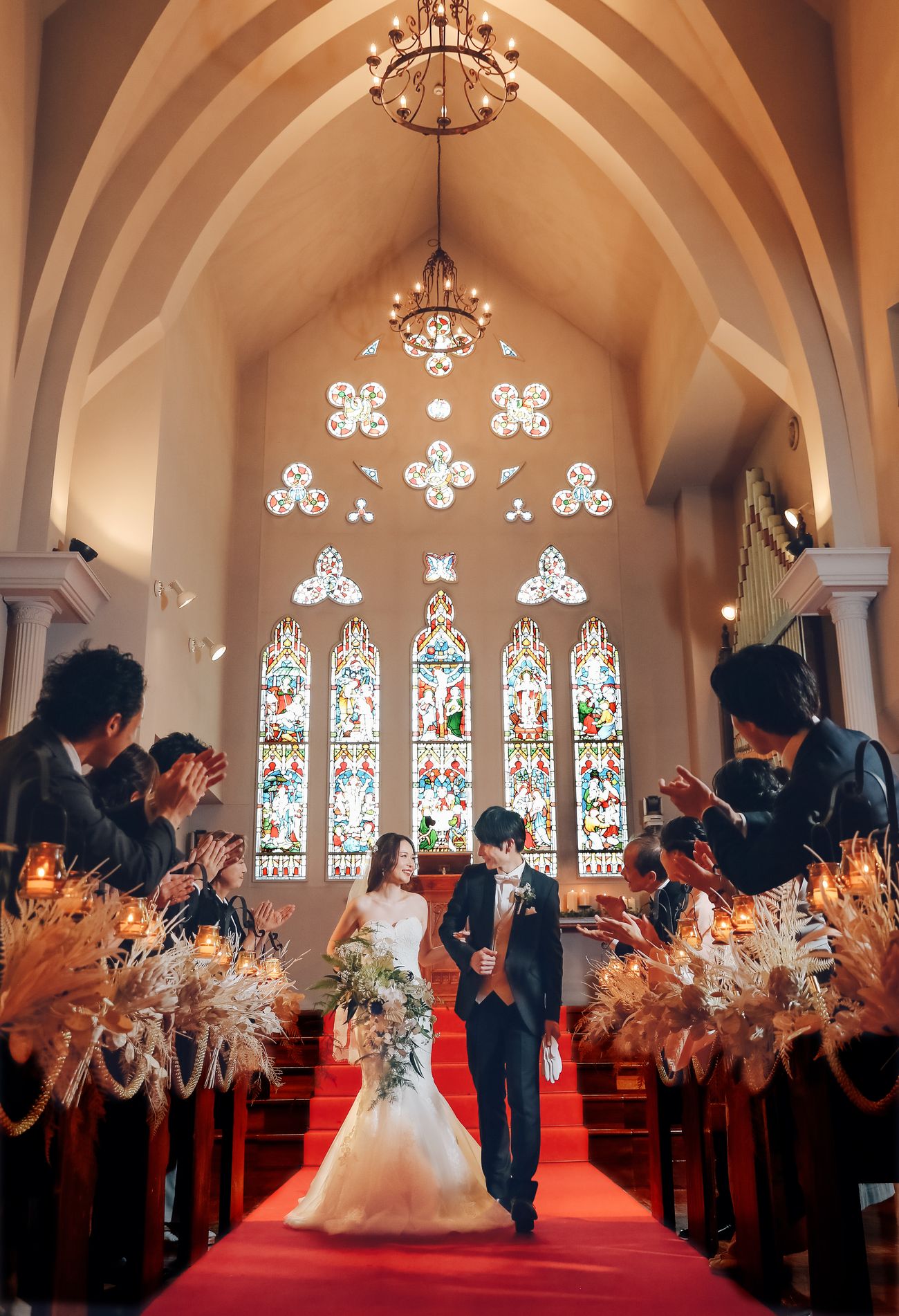 高い天井とシャンデリアが荘厳な St.Andrews Church のチャペル内観