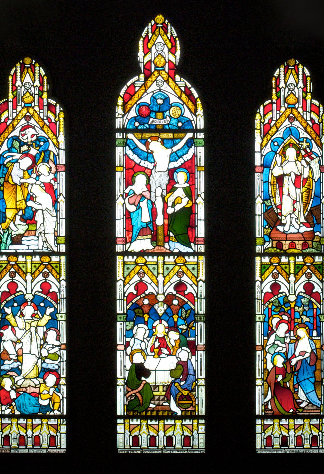 ステンドグラスに照らされた St.Andrews Church の挙式シーン